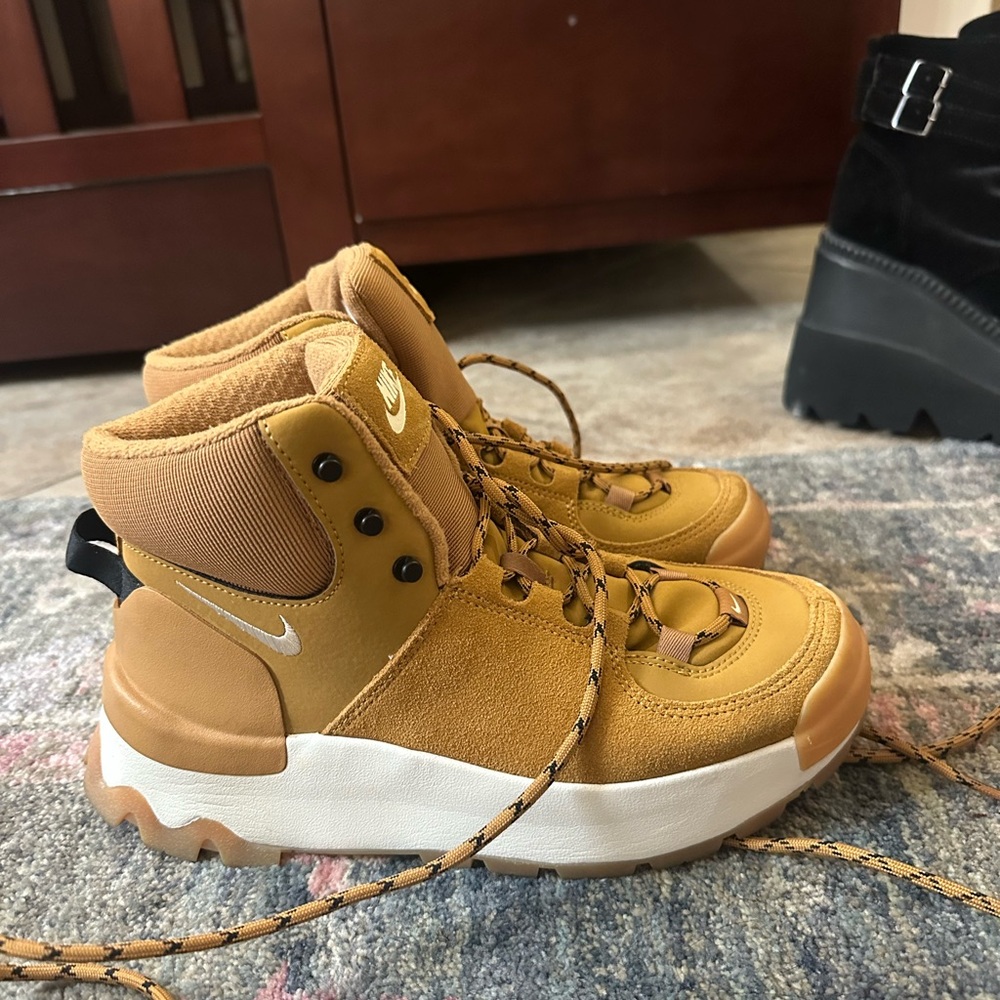 Nike Tan and White Boots with Nubuck Leather and Padded Collar